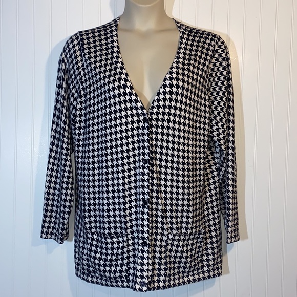 Joan Rivers Tops - Black and white houndstooth button down v neck sweater cardigan w/ 2 poc…